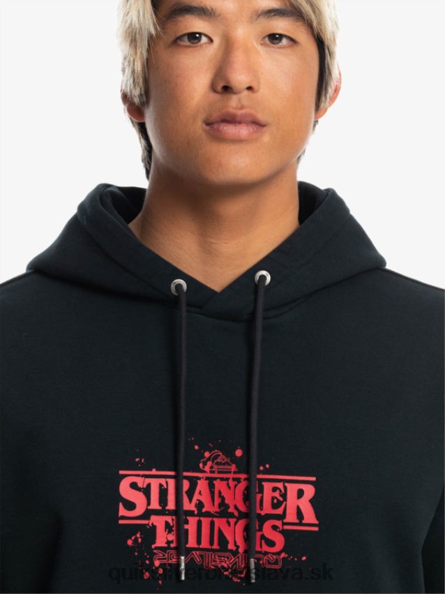 mikina s oficiálnym logom Quiksilver x Stranger muži B80HXR1806 čierna